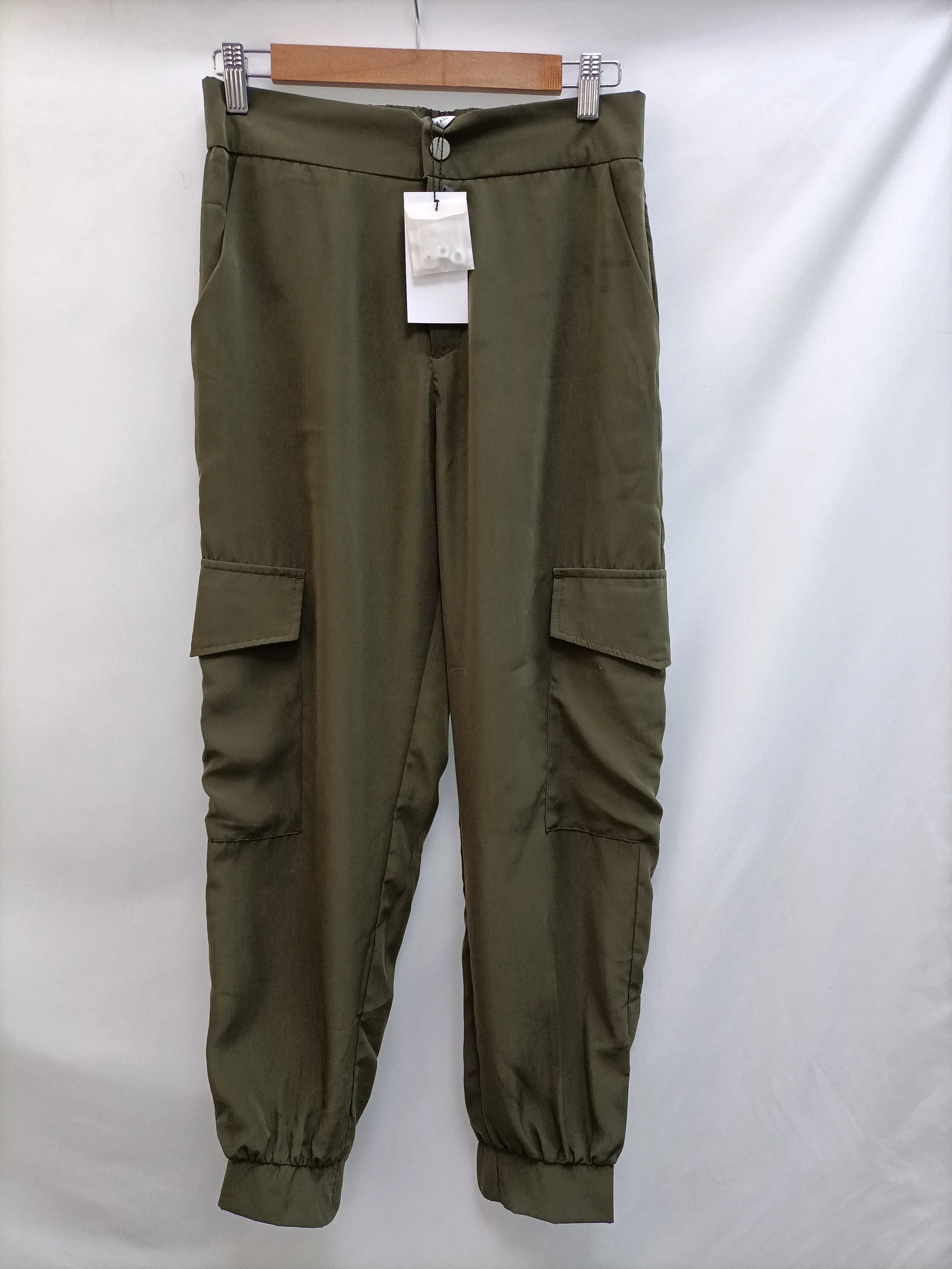 EASY WEAR. Pantaln cargo verde T.38